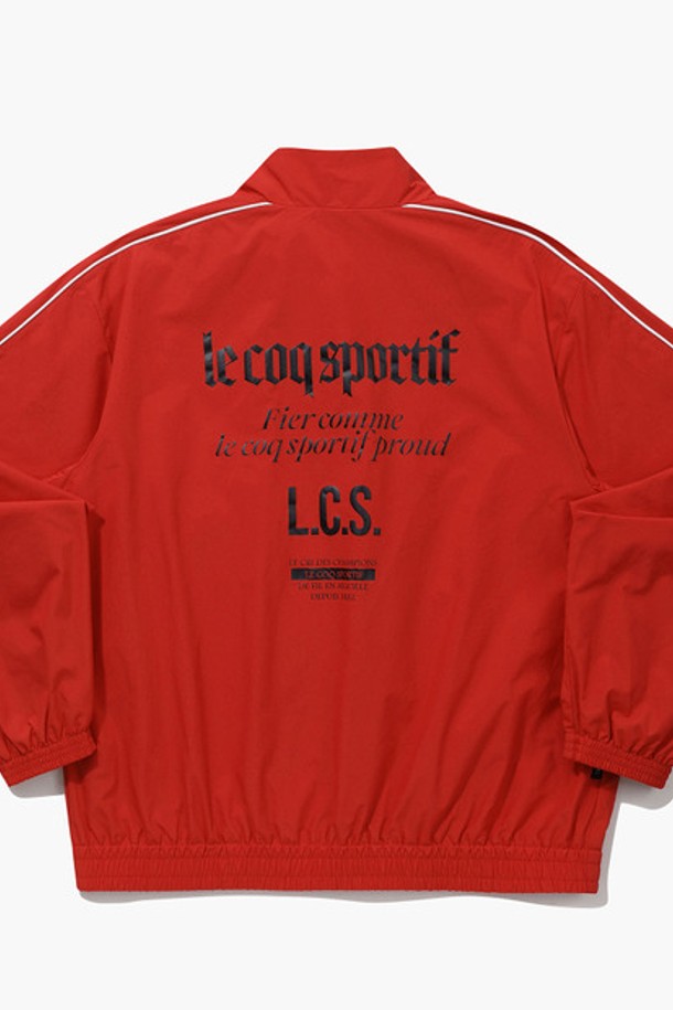 유니 프라우드 퍼텍스 루즈핏 재킷 - 레드(QQ123LJK21)는 남녀 공용으로 착용 가능한 스포티하고 트렌디한 스타일의 자켓입니다. 봄, 가을 간절기에 적합하며, 일상 또는 스포츠 활동 시 편안하게 착용할 수 있습니다. 넉넉한 루즈핏으로 활동성을 높였으며, 집업 스타일로 간편하게 입고 벗을 수 있습니다. 등판 그래픽, 소매 레터링, 파이핑 디테일, 메쉬 안감, 생활 방수 및 방풍 기능으로 디자인과 기능성을 모두 갖춘 제품입니다. 나일론과 폴리에스터 혼방 소재로 제작되어 가볍고 쾌적한 착용감을 제공합니다.
