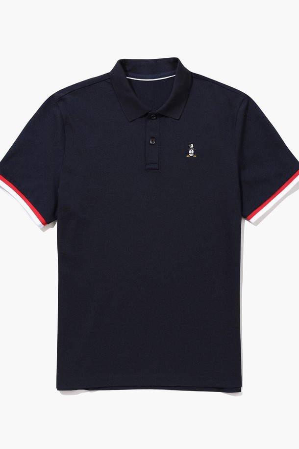 남성 시그니처 반팔 폴로 티셔츠 다크네이비(MQ121MTS11)는 시원한 여름철, 골프 및 일상에서 쾌적하게 착용 가능한 남성용 폴로 티셔츠입니다. 부드러운 촉감의 면, 폴리에스터, 폴리우레탄 혼방 소재로 제작되어 흡습 기능과 편안한 착용감을 제공합니다. 다크네이비, 레드, 다크그린 3가지 색상으로 출시되었으며, 레귤러핏에 무지 디자인으로 미니멀하고 세련된 스타일을 연출합니다. 소매단 컬러 포인트와 밑단 트임 디테일, PK 조직감 원단이 특징이며, 스포티하고 캐주얼한 골프룩을 완성합니다.
