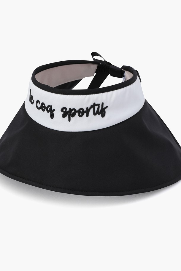 여성 오픈햇 썬바이저 (GQ122LSV11)는 골프 및 스포츠 활동, 휴가 또는 여름 바캉스룩에 어울리는 모자입니다. 블랙과 화이트 두 가지 색상으로 출시되었으며, 폴리에스터 소재로 제작되어 편안한 착용감을 선사합니다. 챙 넓이는 8.5cm로 넓어 햇빛을 효과적으로 차단하며, 자외선 차단 기능을 갖춰 야외 활동 시 유용합니다. 미니멀, 클래식, 리조트 스타일을 연출하기 좋으며, 탈부착 가능한 리본 디테일로 포인트를 더했습니다. 넓은 챙으로 양볼 전체를 가릴 수 있는 변형 디자인이 특징입니다.
