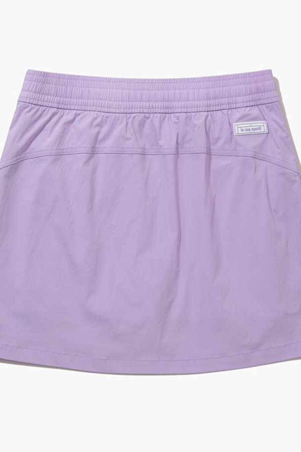 세련된 바이올렛 컬러의 여성 사이드 스트링 스커트(레깅스 내장)입니다. 스포츠 활동과 애슬레저 룩에 적합하며, 봄, 여름 시즌에 활용하기 좋습니다. 슬림핏 A라인 디자인으로, 부드러운 나일론, 폴리우레탄, 폴리에스터 혼방 소재를 사용하여 편안한 착용감을 선사합니다. 사이드 스트링 디테일과 레깅스 내장으로 활동성을 높였으며, 스포티, 캐주얼, 미니멀 스타일을 연출할 수 있습니다. 피트니스, 러닝, 요가/필라테스 등 다양한 TPO에 활용해 보세요.
