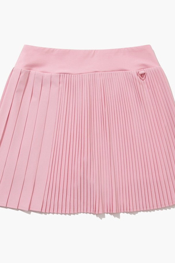 여성 플리츠 변형 스커트(레깅스 내장) - 핑크(QQ122TSK31)는 테니스, 스포츠 활동은 물론 일상에서도 활용 가능한 플리츠 스커트입니다. 얇고 부드러운 폴리에스터, 폴리우레탄 혼방 소재로 제작되어 흡습, 속건, 신축성이 뛰어나 편안한 착용감을 제공합니다. 스포티하고 페미닌한 무드를 동시에 연출하며, 플레어 핏과 A라인 디자인으로 다리 라인을 더욱 예쁘게 보여줍니다. 레깅스가 내장되어 활동성을 높였으며, 볼 포켓이 있어 실용성을 더했습니다. 핑크 색상의 무지 디자인으로 다양한 상의와 매치하기 좋습니다.
