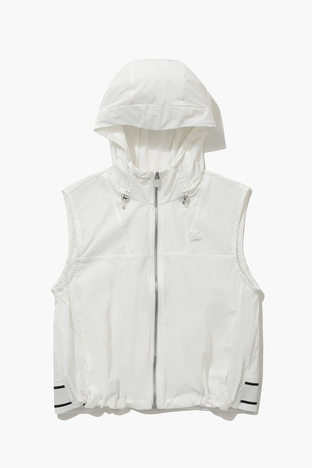 여성 테크니컬 우븐 베스트 화이트(MQ122LWV31)는 골프 및 일상용으로 활용 가능한 여성용 베스트입니다. 봄, 여름 시즌에 적합하며, 미니멀하고 스포티한 스타일을 연출합니다. 흡습 및 통기 기능이 뛰어난 테크니컬 우븐 소재를 사용하여 얇고 가벼운 착용감을 제공합니다. 민소매 디자인에 레귤러핏으로 편안하게 착용 가능하며, 집업 스타일로 간편하게 여밀 수 있습니다. 화이트, 블랙, 그린 3가지 색상으로 출시되었습니다.
