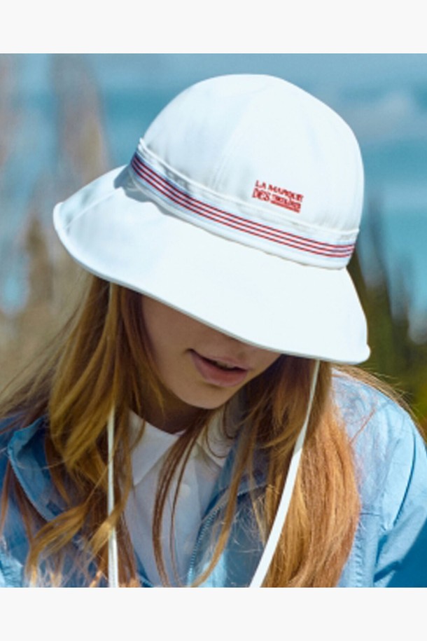 여성 돔형 버킷햇 (GP122LCP23)은 골프 및 일상생활에서 활용하기 좋은 모자입니다. 블랙과 화이트 두 가지 색상으로 출시되었으며, 캐주얼, 미니멀, 스포티한 스타일을 연출하기 좋습니다. 챙 넓이는 7.5cm이며, 무지 디자인에 스트라이프 테이프와 레터링 자수가 디자인 포인트입니다. 폴리에스터와 폴리우레탄 혼방 소재로 제작되어 땀 흡수 및 자외선 차단 기능을 제공하며, 이마 부분 스웨트밴드와 스트랩이 있어 편안한 착용감을 선사합니다.
