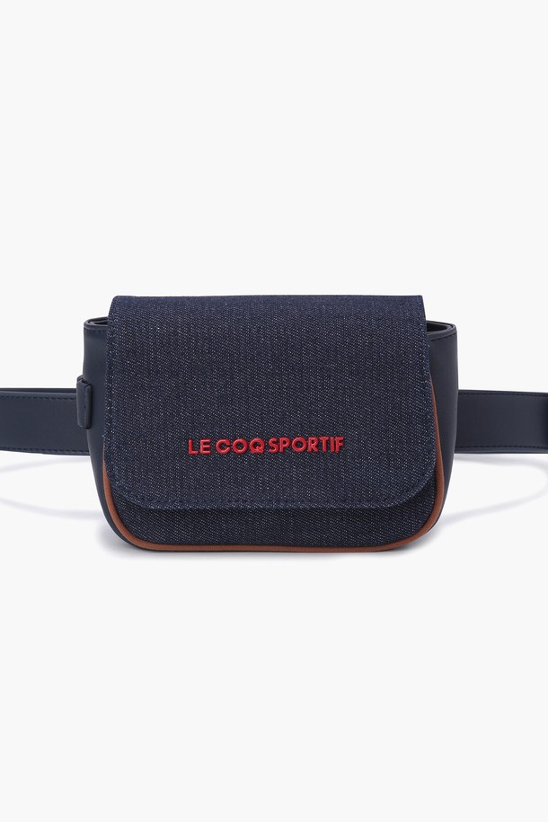 네이비와 화이트 색상으로 만나보는 여성 벨트백 (GP122LET14)입니다. 면, 폴리우레탄, 폴리에스터 소재로 제작된 미니 사이즈의 벨트백으로, 로고 패턴과 디자인 장식이 돋보입니다. 버클형 잠금 방식으로 간편하게 여닫을 수 있으며, 사이즈 조절이 가능하여 편리합니다. 일상 및 캐주얼 스타일에 활용하기 좋으며, 미니멀하고 베이직한 디자인으로 다양한 스타일링에 활용할 수 있습니다.
