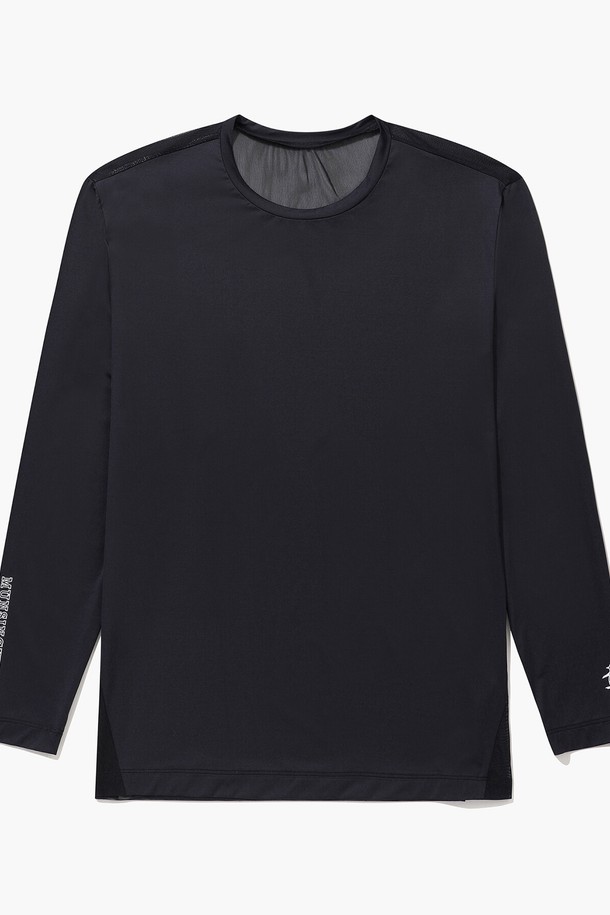 남성 냉감 라운드 베이스레이어 블랙(MQ221MIN41)는 시원한 여름철 골프 라운딩과 일상에서 스포티한 스타일을 연출할 수 있는 남성용 베이스레이어입니다. 나일론과 폴리우레탄 혼방 소재로 제작되어 부드러운 촉감과 뛰어난 냉감 기능을 제공합니다. 레귤러 핏의 긴 소매 라운드넥 디자인으로, 활동적인 움직임에도 편안함을 선사합니다. 무지 패턴의 블랙 컬러로 어떤 스타일에도 쉽게 매치할 수 있으며, 기능성 스포츠웨어로 활용하기 좋습니다. 얇은 두께감으로 쾌적함을 유지하며, 미니멀한 디자인이 특징입니다.
