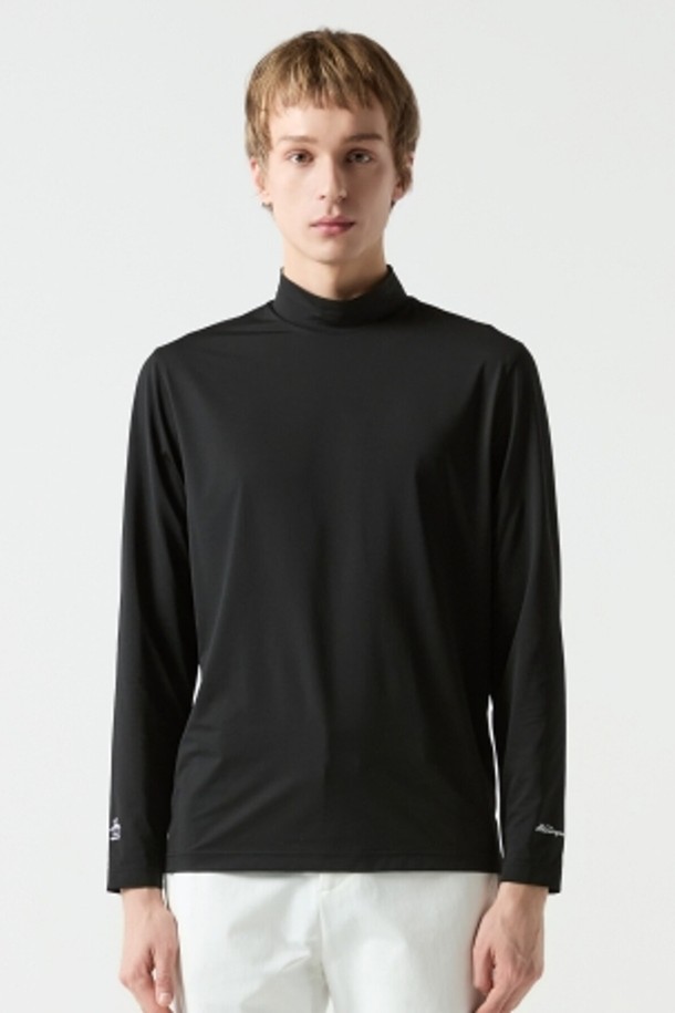 남성 냉감 베이스레이어 블랙(MQ221MIN42)는 골프 및 일상생활에서 활동적인 남성을 위한 스포티한 스타일의 상의입니다. 여름철 시원하게 착용할 수 있도록 나일론과 폴리우레탄 혼방 소재로 제작되었으며, 얇고 부드러운 촉감과 뛰어난 스트레치 기능으로 편안한 착용감을 제공합니다. 하프넥 디자인과 레귤러 핏으로 디자인되었으며, 무지 블랙 컬러로 어떤 스타일에도 쉽게 매치할 수 있습니다. 냉감 기능으로 쾌적함을 유지하며, 긴 소매 기장으로 활동성과 스타일을 동시에 잡았습니다.
