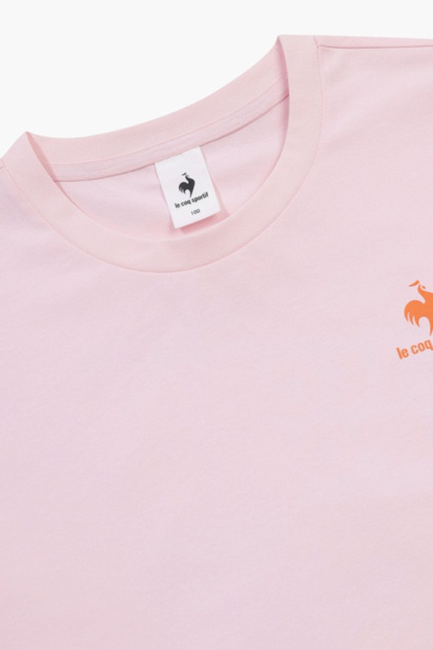 유니 듀얼플렉스 루즈핏 그래픽 반팔 티셔츠 - 핑크(QQ223LRS42)는 남녀 모두 착용 가능한 유니섹스 디자인의 반팔 티셔츠입니다. 듀얼플렉스 소재를 사용하여 흡습 및 속건 기능이 뛰어나며, 일상생활과 스포츠 활동 모두에 적합합니다. 핑크, 블랙, 화이트, 블루 등 다양한 컬러로 출시되었으며, 루즈핏으로 편안한 착용감을 제공합니다. 라운드넥 디자인에 그래픽 백 프린팅으로 포인트를 주어 스포티하면서도 캐주얼한 스타일을 연출합니다. 얇은 두께감과 부드러운 촉감이 특징인 봄, 여름 시즌용 티셔츠입니다.
