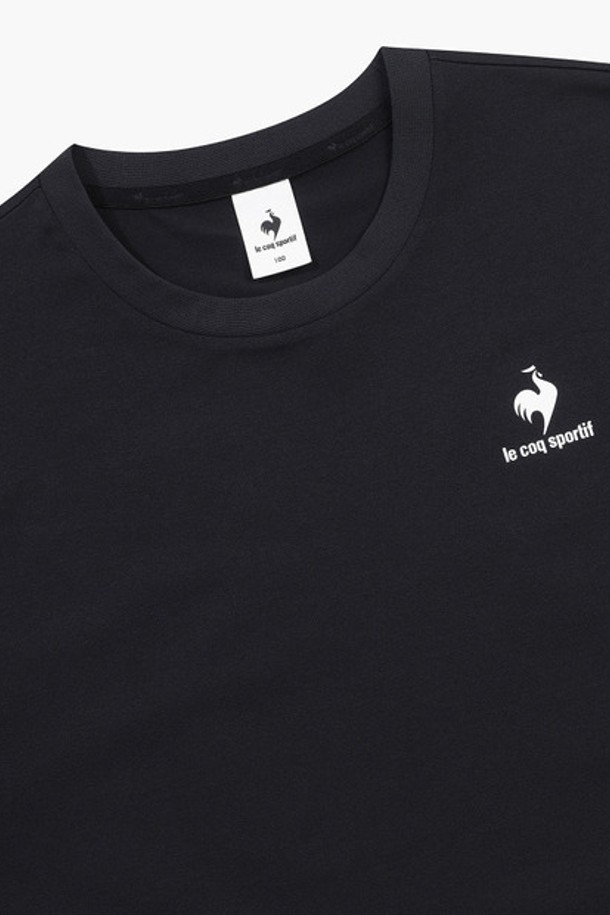 유니 듀얼플렉스 루즈핏 그래픽 반팔 티셔츠 - 블랙(QQ223LRS42)는 남녀 모두 착용 가능한 반팔 티셔츠입니다. 듀얼플렉스 소재를 사용하여 흡습 및 속건 기능이 뛰어나며, 면 터치 신축성으로 편안한 착용감을 제공합니다. 라운드넥 디자인에 루즈핏으로 제작되어 활동성을 높였으며, 봄, 여름철 일상에서 캐주얼, 스포티, 미니멀 스타일을 연출하기 좋습니다. 블랙, 화이트, 핑크, 블루 등 다양한 색상으로 출시되어 취향에 맞게 선택 가능하며, 로고 또는 그래픽 패턴으로 포인트를 더했습니다. 동네 마실룩이나 산책룩으로 활용하기 좋은 아이템입니다.
