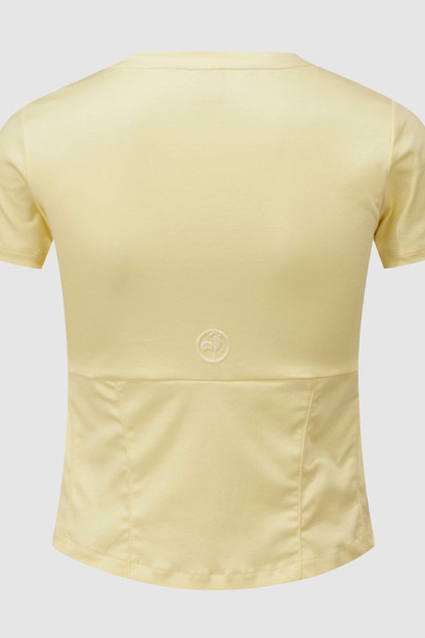 부드러운 실크 터치 소재의 여성 반팔 티셔츠입니다. 옐로우 컬러로 화사함을 더하며, 슬림핏 디자인으로 여성스러운 실루엣을 연출합니다. 봄, 여름 시즌 데일리룩으로 활용하기 좋으며, 캐주얼하고 미니멀한 스타일을 즐기는 분들께 추천합니다. 라운드넥과 크롭 기장으로 시원하게 착용 가능하며, 흡습 및 속건 기능으로 쾌적함을 유지합니다. 데이트룩, 쇼핑룩 등 다양한 TPO에 맞춰 스타일링해보세요.
