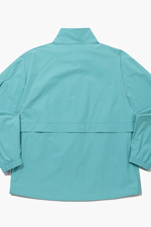 유니 씬플렉스 루즈핏 재킷 - 민트(QQ223LJK51)는 남녀 모두 착용 가능한 루즈핏의 집업 재킷입니다. 봄, 여름 시즌에 적합하며, 얇고 냉감 기능이 있는 나일론과 폴리우레탄 혼방 소재로 제작되어 가볍고 시원한 착용감을 제공합니다. 민트, 아이보리, 블랙 세 가지 색상으로 출시되었으며, 일상, 스포츠 활동에 모두 활용 가능합니다. 스탠넥 스타일과 소매 포켓 디테일, 밑단 스트링 조절 기능이 있어 스포티하면서도 베이직한 스타일을 연출합니다. 동네 마실룩, 산책룩, 여행룩 등 다양한 TPO에 캐주얼, 스포티, 미니멀한 스타일로 코디하기 좋습니다.
