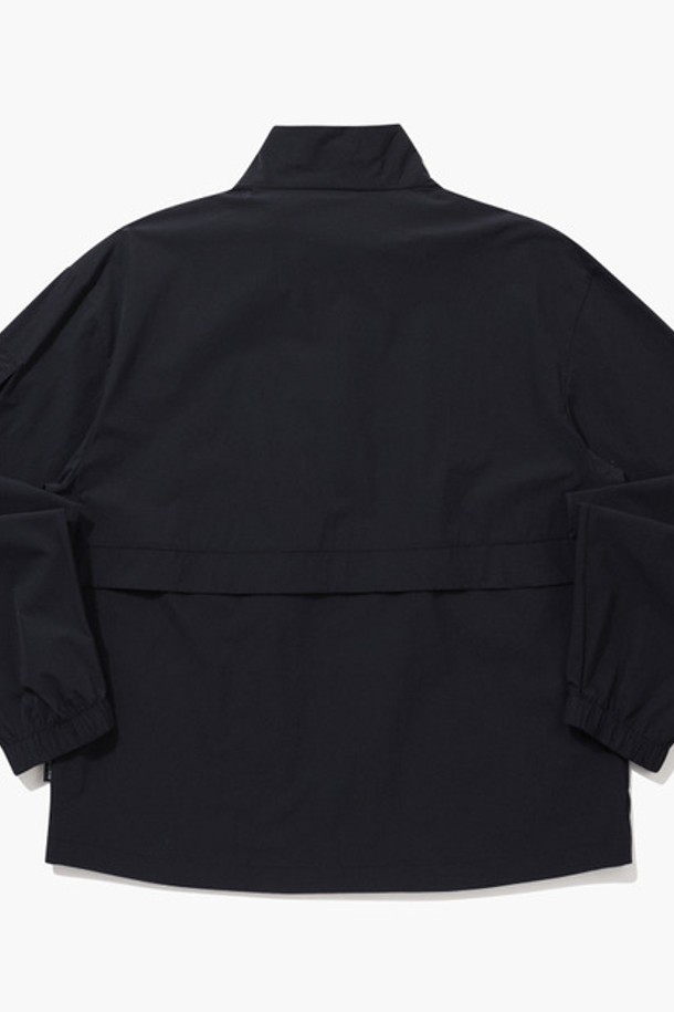 유니 씬플렉스 루즈핏 재킷 - 블랙(QQ223LJK51)은 남녀 모두 착용 가능한 스포티하고 베이직한 스타일의 자켓입니다. 얇은 두께감과 부드러운 촉감의 나일론, 폴리우레탄 혼방 소재로 제작되어 봄, 여름철에 시원하게 착용 가능합니다. 일상생활, 스포츠 활동 시 여행룩, 산책룩으로 활용하기 좋으며, 루즈핏 디자인과 스탠넥, 소매 포켓, 밑단 스트링 디테일이 특징입니다. 냉감 기능과 신축성, 사이즈 조절이 가능하여 편안한 착용감을 선사합니다. 블랙, 아이보리, 민트 세 가지 색상으로 출시되었습니다.
