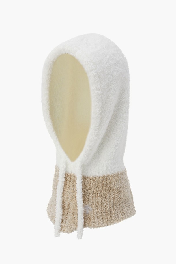 여성 탁텔 바라클라바 (DP42WFWMO8)는 부드러운 촉감의 폴리에스터 탁텔 소재로 제작되어 보온성을 극대화한 겨울 바라클라바입니다. 깊은 모자 깊이와 얼굴 전체를 커버하는 디자인으로, 추운 날씨에도 따뜻하게 보호해줍니다. 무지 디자인으로 스포티, 미니멀, 캐주얼 등 다양한 스타일 연출에 용이하며, 등산, 겨울 스포츠, 겨울 데일리룩, 피트니스룩 등 폭넓은 TPO에 활용 가능합니다. IVYG, LBLG 두 가지 색상으로 만나보세요.
