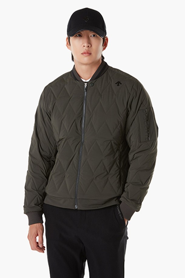 남성 블루종 [tube down] (DP42MFDJO7)은 방풍 및 발수 기능이 뛰어난 겨울용 블루종 다운 점퍼입니다. 스포티한 스타일의 무지 디자인으로, 골프룩 및 겨울 데일리룩에 모두 잘 어울립니다. 두꺼운 두께감과 레귤러 핏으로 보온성을 높였으며, 폴리에스터, 폴리우레탄, 거위솜털, 거위깃털 등의 고급 소재를 사용하여 제작되었습니다. 니트 포인트와 액션밴드 디테일로 활동성을 더했습니다. 색상은 [DBLG], [DKHG] 두 가지로 출시되었습니다.
