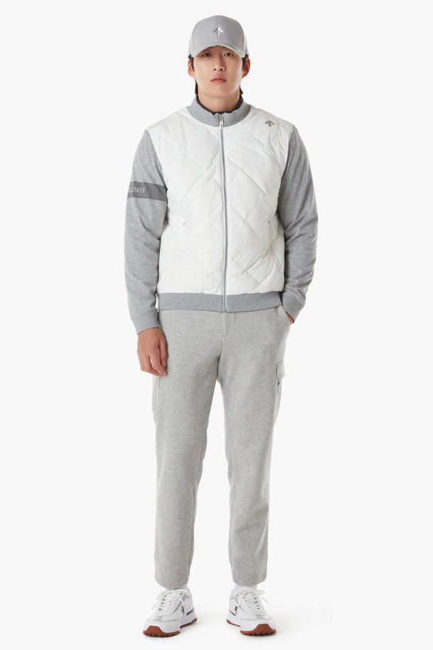 남성 기모 조거 팬츠 (DP42MFPTO6)는 가을, 겨울 시즌에 따뜻하고 편안하게 착용할 수 있는 남성용 조거 팬츠입니다. 부드러운 촉감의 기모 안감과 두꺼운 두께감으로 보온성을 높였으며, 스포티, 캐주얼, 미니멀 스타일을 모두 소화할 수 있습니다. 허벅지 아웃포켓, 왼쪽 지퍼 포켓, 오른쪽 스냅 포켓, 사선 백포켓 등의 다양한 디테일로 실용성을 더했습니다. 레귤러 핏으로 제작되어 편안한 착용감을 제공하며, 골프룩, 겨울 데일리룩, 산책룩 등 다양한 TPO에 활용하기 좋습니다.
