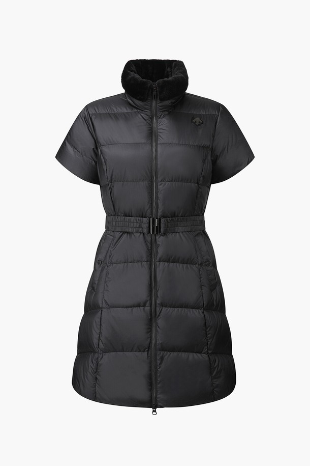 여성 반팔 롱다운 점퍼 (DP42WFDVO3)는 겨울철 데일리룩을 위한 베이직 스타일의 롱다운 점퍼입니다. 블랙과 카키 두 가지 색상으로 출시되었으며, 무지 디자인으로 어떤 옷에도 쉽게 매치할 수 있습니다. 넉넉한 기장의 롱다운으로 보온성을 높였으며, 집업 스타일로 간편하게 착용 가능합니다. 카라 부분의 퍼 디테일이 특징이며, 거위솜털 90%와 거위깃털 10%의 충전재를 사용하여 따뜻함을 제공합니다. 나일론과 폴리에스터 소재로 제작되었으며, 안감은 나일론입니다.
