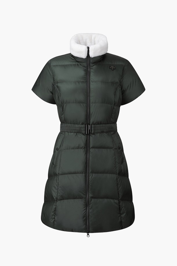 여성 반팔 롱다운 점퍼 (DP42WFDVO3)는 겨울철 골프룩 또는 데일리룩에 적합한 여성용 롱다운 점퍼입니다. 스포티하면서 미니멀한 스타일로, 무지 디자인에 레귤러핏으로 제작되었습니다. 지퍼형 여밈 방식이며, 나일론과 폴리에스터 혼방 소재로 보온성을 높였습니다. 카라 퍼 디테일과 거위솜털 90%, 거위깃털 10%의 충전재를 사용하여 추운 날씨에도 따뜻하게 착용할 수 있습니다. 반소매 기장의 두꺼운 다운 점퍼입니다.
