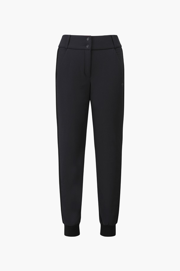 **여성 씬다운 조거팬츠 (DP42WFPTN4)**는 골프 활동에 적합하도록 디자인된 여성용 조거핏 긴 바지입니다. 블랙 색상에 스포티한 무드를 더했으며, 사계절 모두 착용할 수 있습니다. 나일론, 레이온, 폴리우레탄, 폴리에스터 혼방 소재로 제작되어 얇지만 방수 기능과 안감을 갖춰 편안함을 제공합니다. 미니멀한 디자인에 무지 패턴으로 다양한 상의와 매치하기 용이합니다. 밴딩 처리되어 활동성을 높였으며, 골프룩을 위한 실용적인 아이템입니다.
