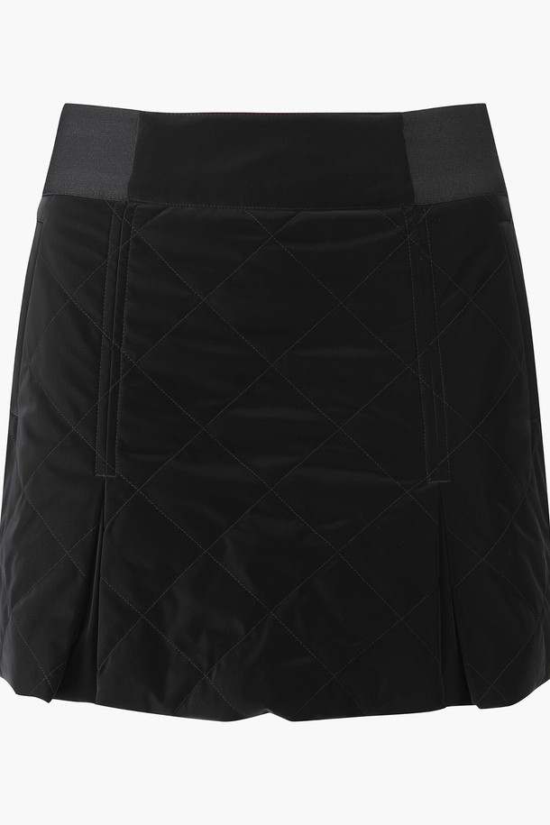 여성 A라인 패딩 스커트(DP42WFSKO4)는 겨울 시즌, 골프 또는 일상에서 활용하기 좋은 패딩 스커트입니다. 스포티한 스타일의 A라인 핏으로, BLKG, LBLG 두 가지 색상으로 출시되었습니다. 보온성을 높여주는 신슐레이트 충전재와 안감 패딩으로 추운 날씨에도 따뜻하게 착용 가능합니다. 허리 밴딩 처리와 밑단 트임 디테일로 활동성을 더했습니다. 폴리에스터, 나일론, 폴리우레탄 혼방의 겉감 소재와 두꺼운 두께감으로 제작되었습니다.
