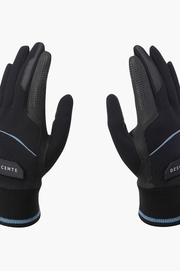 남성 골프룩에 어울리는 남성 360 그립 방한 장갑 (DP42MFGLO1)입니다. 기모 저지와 플리스 소재를 사용하여 보온성을 높였으며, 360도 그립 패턴으로 뛰어난 그립감을 제공합니다. 손바닥 면에는 미끄럼 방지를 위한 논슬립 실리콘 처리가 되어 있어 안정적인 플레이를 돕습니다. 양손 모두 사용할 수 있는 디자인으로, 스포티한 스타일을 연출합니다. 인도네시아에서 제조되었습니다.
