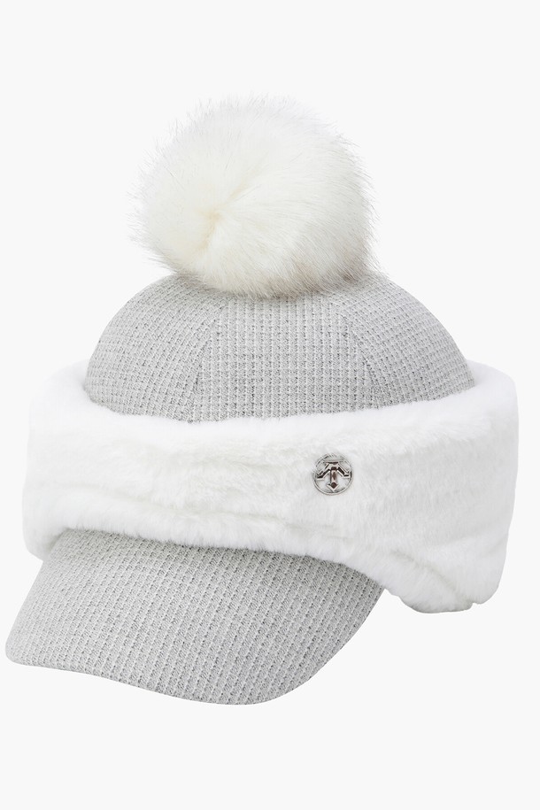 **여성 이어워머 SET 방한캡 (DP42WFCPO1)**은 골프, 겨울 스포츠, 일상에서 활용 가능한 여성용 방한 모자입니다. 탈부착 가능한 인조 퍼 이어워머와 방울이 디자인되어 있어 보온성을 높였으며, 추운 날씨에도 따뜻하고 스타일리시하게 착용할 수 있습니다. 폴리에스터, 레이온, 엘라스테인, 모달아크릴 소재로 제작되어 부드러운 촉감과 편안한 착용감을 제공합니다. 무지 디자인으로 다양한 겨울 코디에 매치하기 좋으며, 탈부착 이어워머를 떼어내고 단독 볼캡으로도 활용 가능하여 실용적입니다. 클래식, 미니멀, 캐주얼 스타일을 즐겨 입는 여성분들께 추천하는 F/W 라운딩용 방한캡입니다.
