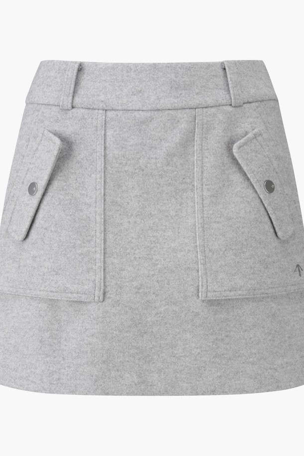 여성 포켓 포인트 A라인 스커트 (DP42WFSKO1)는 봄, 가을 시즌에 골프룩으로 활용하기 좋은 스커트입니다. 스포티하고 미니멀한 스타일의 A라인 핏으로, 슬림하게 떨어지는 실루엣을 연출합니다.  BLKG, MLGG 두 가지 색상으로 출시되었으며,  패치 포켓 디자인과 본딩 원단으로 기능성을 더했습니다.  나일론, 폴리에스터, 폴리우레탄, 레이온, 아크릴 등의 혼용 소재로 제작되어 방풍 및 생활 방수 기능을 갖춘 것이 특징입니다. 미니스커트 타입으로 활동적인 움직임에도 편안함을 제공합니다.
