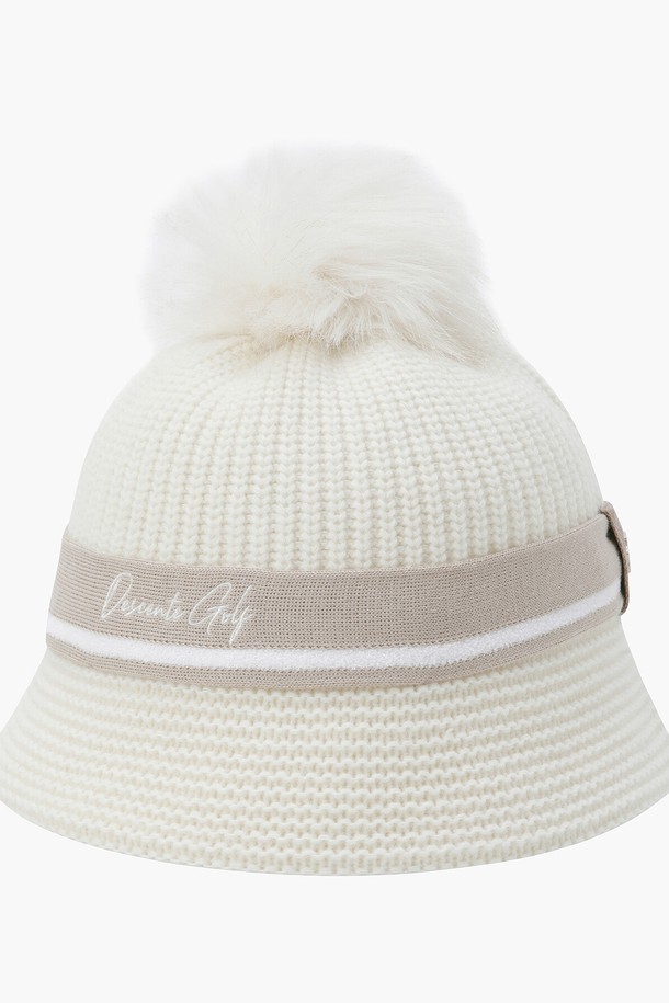 **여성 니트 폼 버킷햇 (DP42WFCPO4)**

부드러운 촉감이 특징인 여성용 니트 폼 버킷햇입니다. 울, 폴리아미드, 폴리에스터, 비스코스, 모달아크릴 등 다양한 소재를 사용하여 제작되어 따뜻하고 포근한 착용감을 선사합니다. 무지 디자인에 두꺼운 두께감으로 겨울철 보온성을 높였으며, 폼 장식이 탈부착 가능하여 다양한 스타일 연출이 가능합니다. 아이보리 그린(IVYG)과 멜란지 라벤더 그레이(MLGG) 두 가지 소프트한 컬러로 출시되어 겨울 데일리룩, 산책룩, 집콕룩 등 폭넓게 활용할 수 있는 미니멀, 클래식, 캐주얼 스타일의 모자입니다. 챙 길이는 6.5cm입니다.
