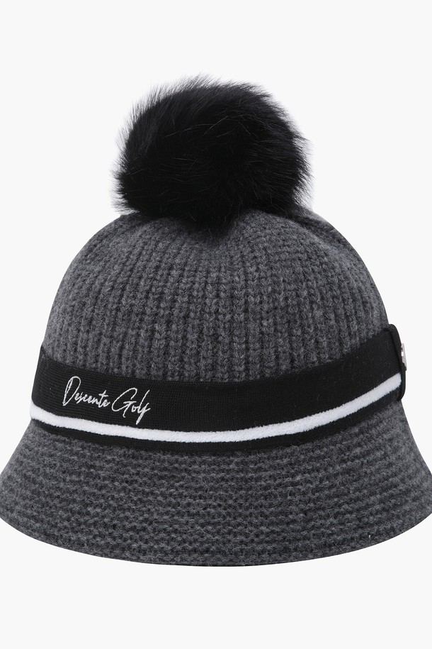 여성 니트 폼 버킷햇 (DP42WFCPO4)은 부드러운 감촉과 따뜻함을 선사하는 겨울철 필수 아이템입니다. 울, 폴리아미드, 폴리에스터, 모달아크릴, 비스코스 등 다양한 소재를 혼방하여 제작되었으며, 두꺼운 두께감으로 보온성을 높였습니다. 기본적이면서도 세련된 무지 디자인에 폼 디테일을 더해 포인트를 주었으며, 폼은 탈부착이 가능하여 다양한 스타일을 연출할 수 있습니다. 미니멀, 클래식, 캐주얼 룩에 모두 잘 어울리며, 겨울 데일리룩, 산책룩, 카페룩 등 다채로운 TPO에 활용하기 좋습니다. 아이보리 & 그레이시 그린(IVYG)과 멜란지 라이트 그레이(MLGG) 두 가지 소프트한 컬러로 출시되었습니다.
