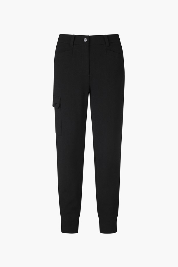 여성 사이드포켓 포인트 조거팬츠 (DP32WFPT94)는 골프, 일상 등 다양한 TPO에 활용 가능한 여성용 조거팬츠입니다. 스포티, 캐주얼, 미니멀 스타일을 아우르는 디자인으로, 사계절 내내 활용할 수 있습니다. 부드러운 촉감의 폴리에스터, 레이온, 폴리우레탄 혼방 소재로 제작되어 편안한 착용감을 제공하며, 레귤러핏으로 깔끔하게 떨어지는 실루엣을 연출합니다. 무지 디자인에 사이드 포켓 디테일과 니트 밑단, 밴딩 허리, 뛰어난 스트레치성을 갖춰 활동성과 스타일을 동시에 잡았습니다.
