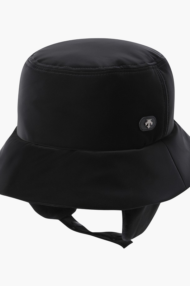 여성 귀달이 탈부착 패딩 발열 버킷햇 (DP42WFCPO3)는 겨울철 골프룩과 데일리룩에 모두 잘 어울리는 모자입니다. 부드러운 촉감의 폴리에스터, 폴리우레탄 혼방 소재로 제작되었으며, 7cm 챙 넓이의 무지 디자인으로 캐주얼, 클래식, 미니멀 스타일을 연출하기 좋습니다. 특히 발열 안감과 벨보아 이어워머가 적용되어 보온성을 극대화했으며, 귀달이 탈부착 기능으로 실용성을 더했습니다. 크라운 부분에도 발열 안감이 적용되어 추운 날씨에도 따뜻하게 착용할 수 있습니다.
