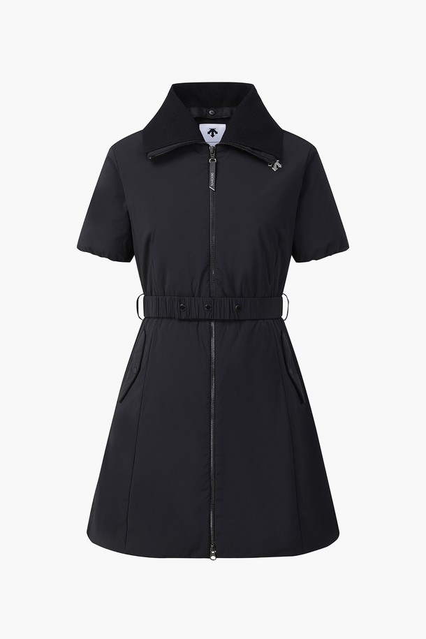 여성 카라 니트 신슐레이트 원피스 (DP32WFDJ93)는 겨울철 골프룩과 데일리룩으로 활용하기 좋은 스포티 스타일의 블랙 원피스입니다. 나일론, 폴리우레탄, 아크릴, 울, 폴리에스터 등 다양한 소재를 사용하여 보온성을 높였습니다. 반소매 기장의 두꺼운 두께감과 레귤러핏으로 편안한 착용감을 제공하며, 카라 디자인과 지퍼 여밈 방식으로 세련된 느낌을 더했습니다. 특히, 신슐레이트 충전재를 사용하여 가볍고 따뜻하며 발수, 방풍, 보온 기능을 갖춰 추운 날씨에도 쾌적하게 활동할 수 있습니다.
