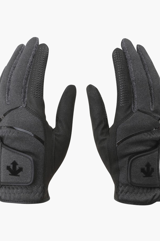 남성 방한 양손 장갑(DP42MFGLO2)은 겨울철 골프룩 또는 데일리룩에 적합한 남성용 장갑입니다. 부드러운 촉감의 기모 져지 원단을 사용하여 보온성을 높였으며, 360도 논슬립 패턴으로 미끄럼 방지 기능을 더했습니다. 폴리에스터, 폴리우레탄, 합성가죽 소재를 사용하여 내구성을 강화했으며, 두꺼운 두께감으로 추운 날씨에도 따뜻하게 착용할 수 있습니다. 클래식, 미니멀, 스포티한 스타일에 잘 어울리는 로고 패턴 디자인의 양손 장갑입니다.
