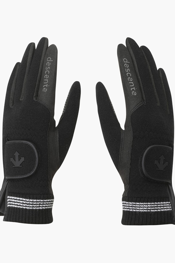 여성용 360그립 방한 양손 장갑 (DP42WFGLO1)은 겨울철 데일리룩에 어울리는 클래식, 미니멀, 캐주얼 스타일의 방한 장갑입니다. BEGG, BLKG 두 가지 색상으로 출시되었으며, 폴리에스터, 아세테이트, 면, 울, 합성가죽 등 다양한 소재를 사용하여 보온성을 높였습니다. 두꺼운 두께감과 360도 그립 디자인으로 뛰어난 착용감과 활동성을 제공하며, 양손 모두 사용할 수 있는 실용적인 제품입니다. 추운 겨울철, 따뜻함과 스타일을 동시에 잡을 수 있는 필수 아이템입니다.
