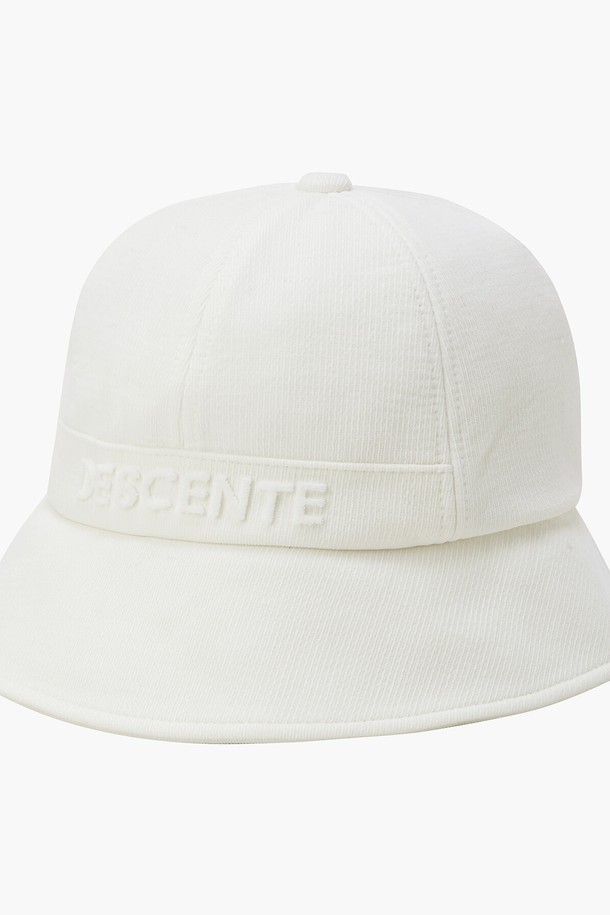 여성 라운드 버킷햇 (DP32WFCP92)은 캐주얼, 미니멀, 클래식 스타일을 추구하는 여성들을 위한 모자입니다. 일상과 골프룩에 모두 활용 가능한 디자인으로, 봄, 여름 시즌에 착용하기 좋습니다. 면, 레이온, 폴리에스터, 아크릴, 폴리우레탄 등 다양한 소재를 사용하여 제작되었으며, 챙 넓이는 7cm입니다. 라운드 쉐입과 레터 로고 자수 디테일이 특징이며, 머리를 묶은 상태에서도 편안하게 착용할 수 있습니다. 사이즈 조절 기능으로 편안한 착용감을 제공합니다. BLKG, IVYG, KHAG 세 가지 색상으로 만나보세요.
