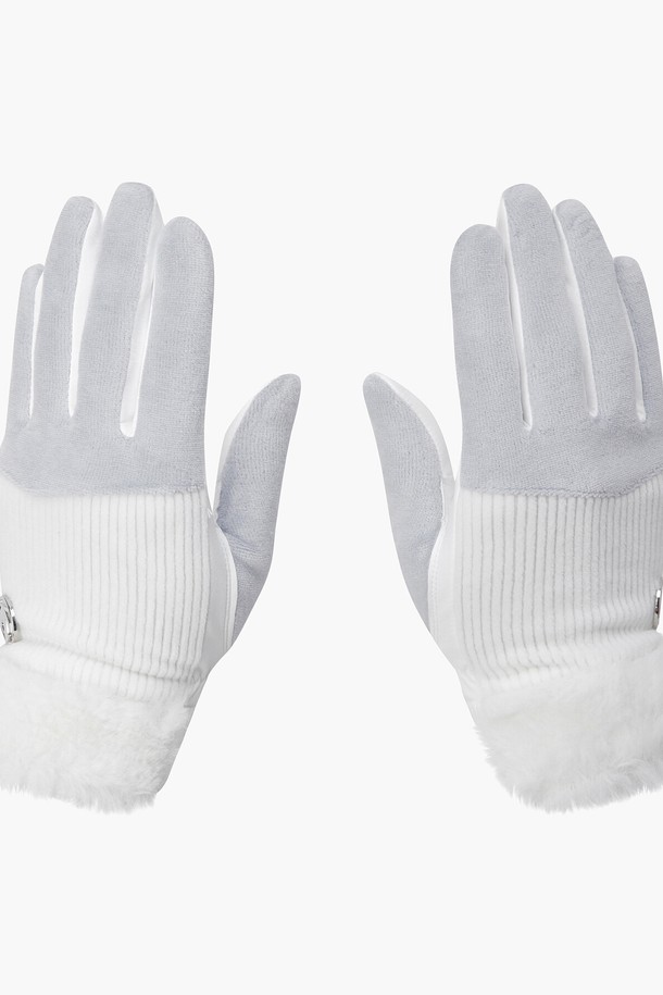 여성 퍼 방한 장갑 (DP42WFGLO2)은 겨울철 추위로부터 손을 따뜻하게 보호해 주는 방한 장갑입니다. IVYG, PIKG 두 가지 컬러로 만나볼 수 있으며, 부드러운 폴리에스터, 폴리우레탄, 면, 합성가죽, 플리스 소재를 사용하여 보온성을 높였습니다. 손목 부분의 퍼 디테일이 여성스러운 디자인을 더하고, 손바닥 부분의 극세사 패턴 논슬립 처리로 미끄럼 방지 기능까지 갖췄습니다. 캐주얼, 클래식, 미니멀 스타일의 겨울 데일리룩, 산책룩에 모두 잘 어울립니다.
