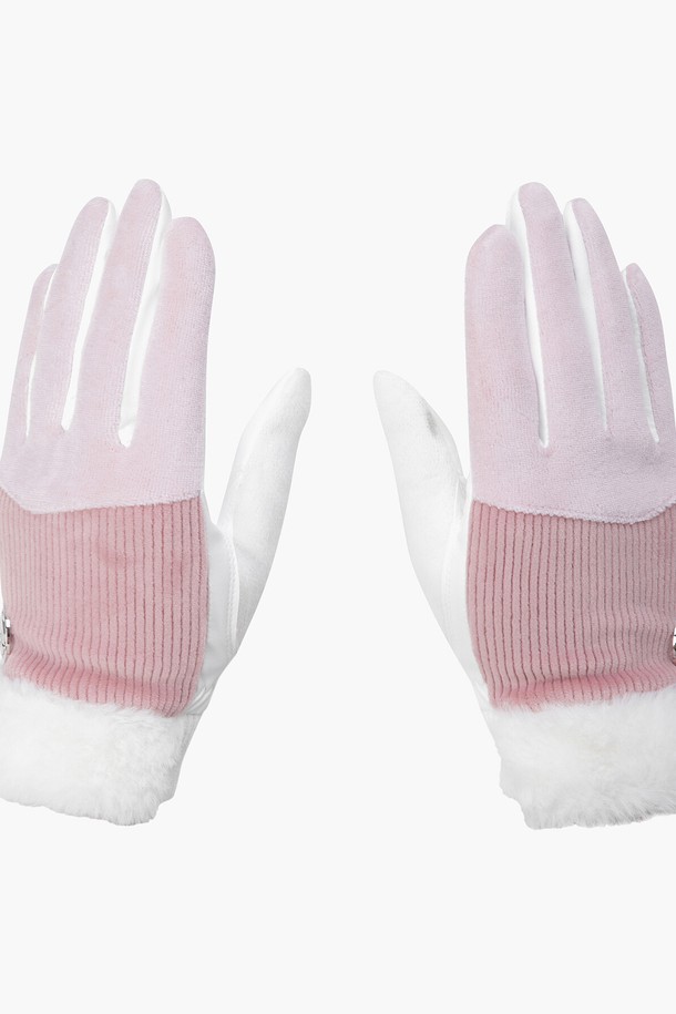 여성 퍼 방한 양손 장갑 (DP42WFGLO2)은 겨울철 추위를 막아줄 따뜻하고 스타일리시한 여성 장갑입니다. 부드러운 촉감의 플리스, 폴리에스터, 폴리우레탄, 면, 합성가죽 등 다양한 소재로 제작되어 보온성을 높였습니다. 손목 부분의 퍼 디테일이 돋보이며, 손바닥에는 미끄럼 방지를 위한 극세사 패턴 처리가 되어 있어 실용적입니다. 클래식, 캐주얼, 미니멀 스타일의 겨울 데일리룩, 산책룩, 데이트룩에 모두 잘 어울립니다. 추운 계절, 당신의 손을 따뜻하게 보호해 줄 뿐만 아니라 스타일까지 살려주는 필수 아이템입니다.
