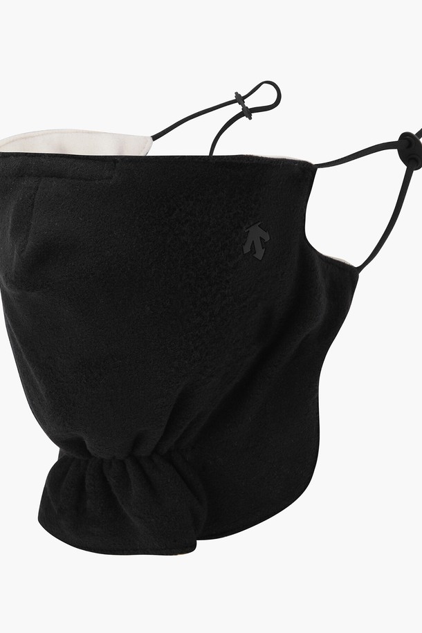 추운 겨울, 따뜻함과 스타일을 동시에 잡을 수 있는 여성 페이스 마스크 (DP42WFWMO1)입니다. 부드러운 플리스, 폴리에스터, 폴리우레탄 소재로 제작되어 뛰어난 보온성을 제공하며, 부드러운 촉감으로 편안한 착용감을 선사합니다. BLKG, IVYG 두 가지 색상으로 출시되어, 캐주얼 및 미니멀 스타일의 겨울 데일리룩에 잘 어울립니다. 귀 부분 토퍼와 내장 와이어, 개인 맞춤 조절 기능으로 더욱 실용적이며 편안하게 사용할 수 있습니다. 추운 날씨에도 얼굴을 따뜻하게 보호하며, 보온과 스타일을 모두 만족시키는 필수 아이템입니다.
