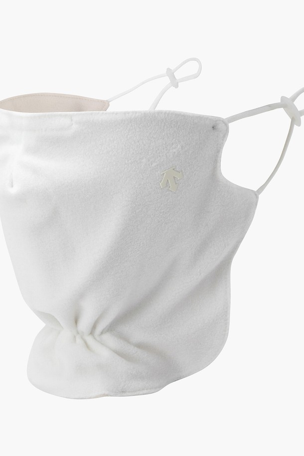 여성 페이스 마스크 (DP42WFWMO1)는 부드러운 플리스 소재로 제작되어 뛰어난 보온성을 제공하는 겨울철 필수 아이템입니다. 무지 디자인으로 캐주얼, 미니멀, 스포티 등 다양한 스타일 연출에 용이하며, 일상, 산책, 집콕 등 TPO에 맞춰 활용할 수 있습니다. 귀 부분 토퍼와 내장 와이어 디테일이 디자인의 포인트를 더하며, 사이즈 조절 기능으로 편안한 착용감을 선사합니다. 가로 22cm, 세로 16cm의 FR 사이즈로, BLKG, IVYG 두 가지 컬러 옵션을 제공합니다.
