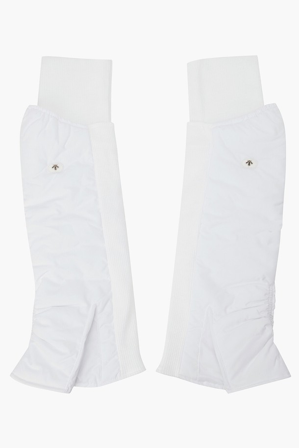 여성 패딩 발열 레그워머 (DP42WFWMN1)는 겨울철 따뜻함과 스타일을 동시에 잡을 수 있는 아이템입니다. 패딩과 골조직감의 믹스로 디자인되어 세련된 스포티, 미니멀, 클래식 스타일을 연출합니다. 발열 기능과 보온성을 갖춘 내측 안감으로 추운 날씨에도 따뜻하게 활동할 수 있으며, 라인을 잡아주는 디자인으로 다리 라인을 더욱 돋보이게 합니다. 블랙/그레이 (BLKG), 아이보리/그레이 (IVYG) 두 가지 색상으로 출시되었으며, 총 길이 59cm, 윗단 22cm, 밑단 14cm의 사이즈로 제작되었습니다. 골프룩 및 겨울 데일리룩에 활용하기 좋은 레그워머입니다.
