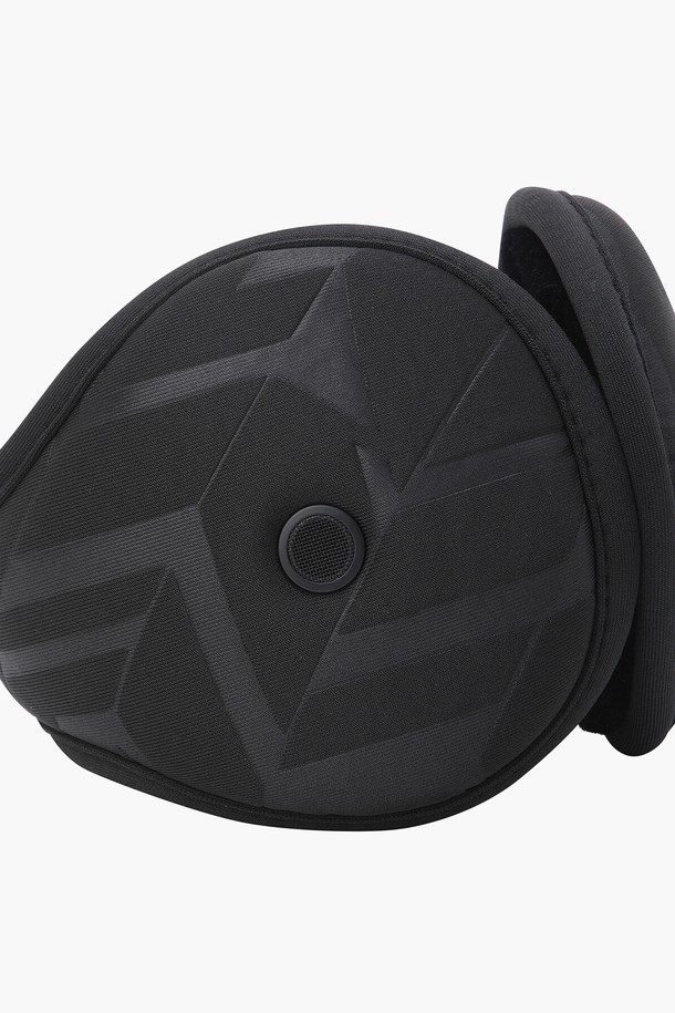 겨울철 방한을 위한 남성용 귀마개입니다. 부드러운 촉감의 폴리에스터, 스판덱스 혼방 져지 원단을 사용하여 제작되었으며, 안쪽은 따뜻한 퍼 소재로 마감되었습니다. 블랙 색상의 무지 디자인으로 어떤 스타일에도 무난하게 어울립니다. 통풍을 위한 매쉬 아일렛 디테일과 신축성 있는 소재로 편안한 착용감을 제공하며, 대화 시에도 불편함이 없도록 디자인되었습니다. 캐주얼, 미니멀, 클래식 스타일의 겨울 데일리룩, 산책룩, 여행룩에 활용하기 좋습니다.
