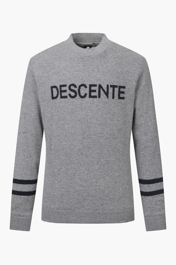 남성 캐시 혼방 하프넥 방풍 스웨터 (DP42MFKPO6)는 가을, 겨울 시즌 골프룩 및 데일리룩에 적합한 남성용 스웨터입니다. 모, 캐시미어, 나일론 혼방 소재로 제작되어 부드러운 촉감과 두꺼운 두께감으로 보온성을 높였습니다. 하프넥 디자인과 레귤러핏으로 클래식하고 스포티한 스타일을 연출하며, 가슴 앞판 이니셜 포인트와 양쪽 소매 스트라이프 포인트가 특징입니다. 방풍 기능으로 넥, 소매, 밑단 RIP 디테일을 더하여 활동성을 강조했습니다.
