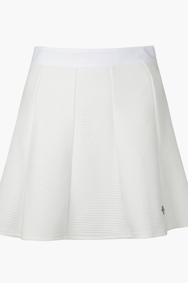 여성 플레어 핏 스커트 (DP32WFSK89)는 우아함과 스포티함을 동시에 갖춘 플레어 스커트입니다. 봄, 여름 시즌에 어울리는 디자인으로, BLKG, IVYG 두 가지 컬러로 출시되었습니다.  폴리에스터, 레이온, 폴리우레탄, 나일론 혼방 소재로 제작되어 부드러운 촉감을 선사합니다. 뒤 허리 밴딩 처리와 볼 포켓, 퍼리 뒤 고리 포인트 디테일이 특징이며, 골프 및 일상에서 스타일리시하게 연출할 수 있습니다. 미니멀하면서도 클래식한 무드를 연출하여 다양한 룩에 활용하기 좋습니다.
