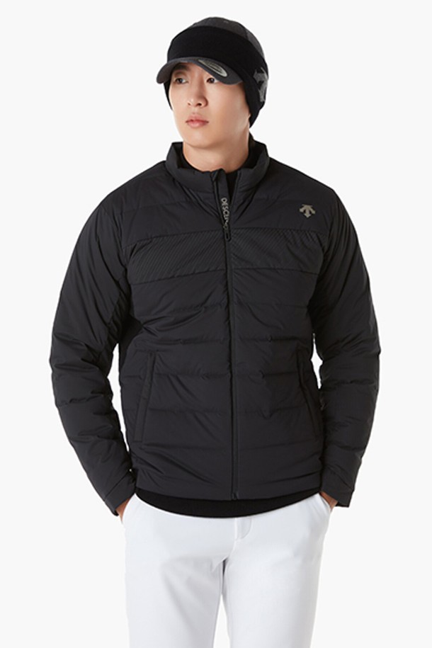 남성 얼티메이트 스윙 다운 (DP42MFDJO2)은 겨울철 골프룩과 데일리룩에 적합한 남성용 다운자켓입니다. 블랙, 네이비, 화이트 세 가지 색상으로 출시되었으며, 스포티하고 미니멀한 스타일을 연출합니다. 레귤러 핏에 두꺼운 두께감으로 보온성을 높였으며, 부드러운 촉감으로 편안한 착용감을 제공합니다. 견갑골과 암홀 부분 니트 배색, 가슴 사선 프린트, 튜브 다운 디테일이 특징입니다. 발수 기능과 긴 소매 기장으로 활동성을 더했습니다.
