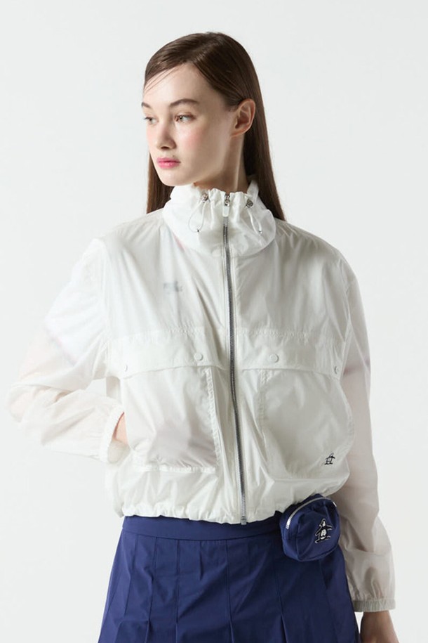 여성 썸머 루즈핏 포켓 바람막이 화이트(MQ222LJP51)는 여름 시즌에 시원하게 착용 가능한 여성 바람막이입니다. 나일론과 폴리우레탄 혼방 소재로 제작되어 가볍고 시원한 착용감을 제공하며, 신축성 있는 스트레치 기능으로 활동성을 높였습니다. 루즈핏 디자인과 크롭 기장으로 스포티하면서도 캐주얼한 스타일을 연출하며, 포켓 디테일이 실용성을 더합니다. 무지 디자인에 화이트 컬러로 어떤 옷에도 쉽게 매치할 수 있으며, 골프룩 또는 일상복으로 활용하기 좋습니다. 얇은 두께감과 통기성으로 쾌적함을 유지하며, 체형 보정 효과도 기대할 수 있습니다.
