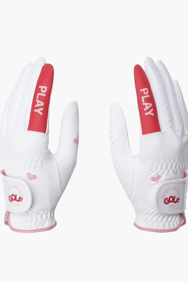 여성 골프룩에 잘 어울리는 데상트코리아(주)의 여성 합피 양손 장갑입니다. 블랙, 화이트, 핑크 세 가지 색상으로 출시되어, 스포티하면서도 미니멀한 스타일을 연출할 수 있습니다. 합성가죽 소재에 검지 레터링으로 포인트를 주어 세련된 디자인을 더했습니다. 19cm 사이즈로, 양손 모두 사용할 수 있는 실용적인 골프 장갑입니다. 골프 라운딩 시, 뛰어난 그립감과 스타일리시함을 동시에 경험해 보세요.
