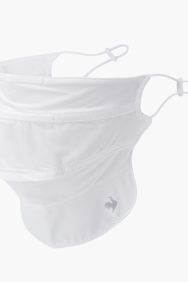 여성 냉감 주름 마스크 (GP222LSA45)는 여름철 골프 및 일상 활동에 적합한 마스크입니다. 나일론, 폴리에스터, 폴리우레탄 혼방 소재로 제작되어 냉감 기능과 흡습, 속건 기능을 제공합니다. 피부 톤을 살려주는 SKIN, WHITE 두 가지 색상으로 출시되었으며, 주름 디자인과 절개 라인으로 세련된 외관을 자랑합니다. 프리사이즈로 신축성이 뛰어나 편안한 착용감을 선사하며, 귀걸이 스트랩과 길이 조절 기능으로 얼굴에 맞게 조절 가능합니다. 코와 입 부분 절개로 통기성을 높여 쾌적하게 사용할 수 있습니다.
