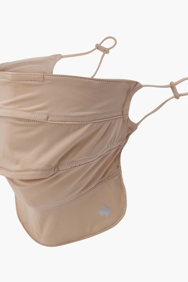 여성 냉감 주름 마스크 (GP222LSA45)는 여름철 골프 및 일상생활에서 시원하게 착용할 수 있는 마스크입니다. 나일론, 폴리에스터, 폴리우레탄 혼방 소재로 제작되어 부드러운 촉감과 뛰어난 흡습, 속건 기능을 제공합니다. 얇은 두께감과 주름 디자인으로 통기성을 높였으며, 얼굴 밀착 방지 디자인과 귀걸이 조절 기능으로 편안한 착용감을 선사합니다. 스킨(SKIN) 및 화이트(WHITE) 두 가지 색상으로 출시되었으며, 프리(FREE) 사이즈로 누구나 착용 가능합니다.
