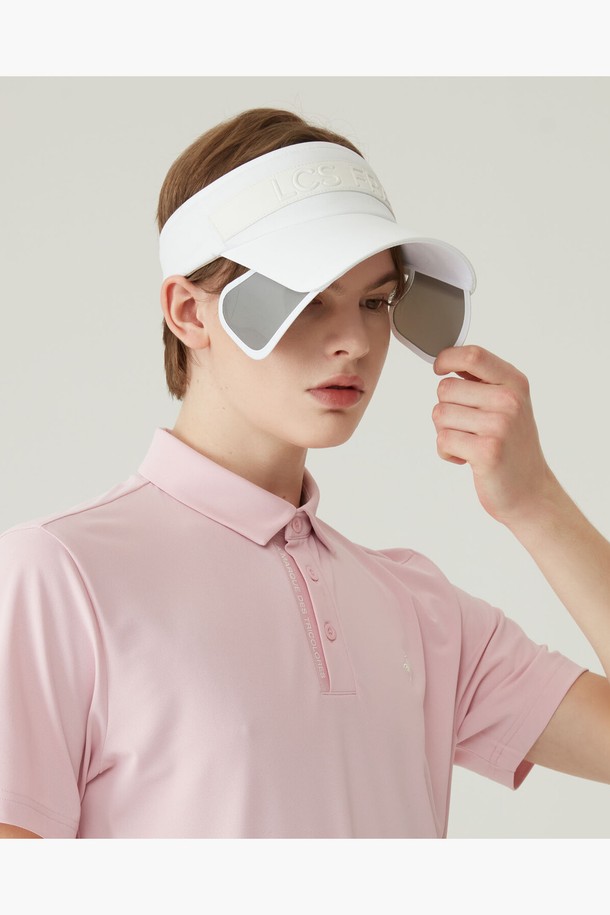 남성 슬라이드챙 썬바이저 (GP221MSV41)는 골프 및 일상에서 스타일리시하게 착용 가능한 썬바이저입니다. 부드러운 폴리에스터 소재로 제작되어 편안한 착용감을 선사하며, 여름철 UV 차단 및 통기성에 탁월합니다. 8cm 챙으로 햇빛을 효과적으로 가려주며, 슬라이드 디테일과 볼륨감 있는 로고 레터링, 심플한 디자인이 돋보입니다. 블랙, 화이트 두 가지 컬러로 출시되어 다양한 골프룩, 캐주얼, 미니멀, 스포티 스타일에 매치하기 좋습니다.
