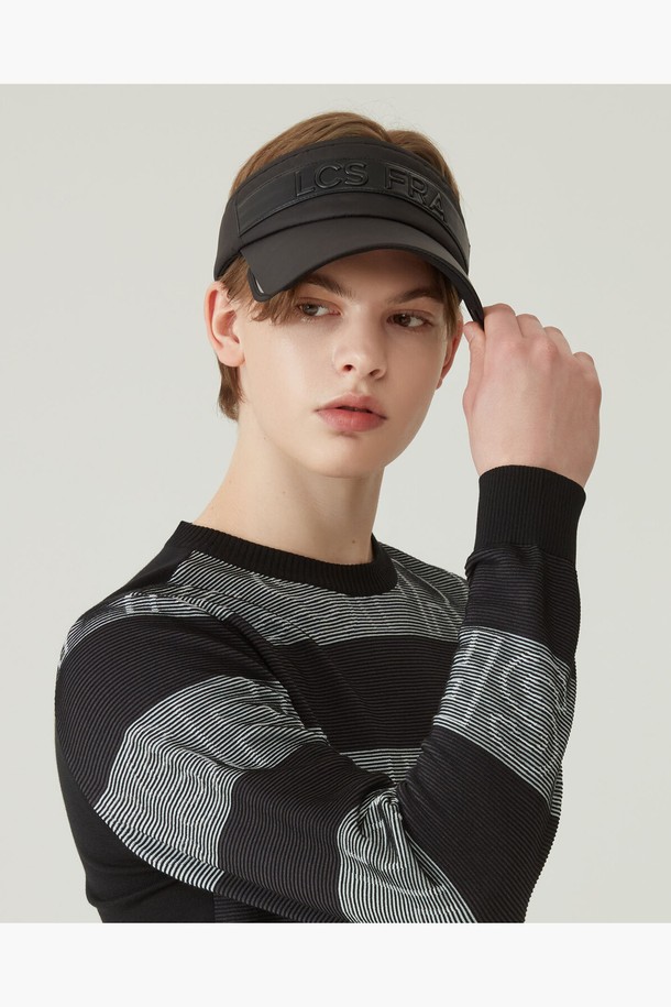 남성 슬라이드챙 썬바이저 (GP221MSV41)는 골프, 일상, 아웃도어 활동에 적합한 남성용 썬바이저입니다. 블랙과 화이트 두 가지 색상으로 출시되었으며, 폴리에스터 소재로 제작되어 부드러운 촉감을 선사합니다. 챙 넓이 8cm의 무지 디자인으로, 슬라이드 디테일과 루프 레터 로고가 특징입니다. 자외선(UV) 차단 기능과 사이즈 조절 기능이 있어, 미니멀, 캐주얼, 스포티한 스타일을 연출하기 좋습니다. 봄, 여름 시즌 골프룩 또는 휴가룩에 활용하기 좋은 아이템입니다.
