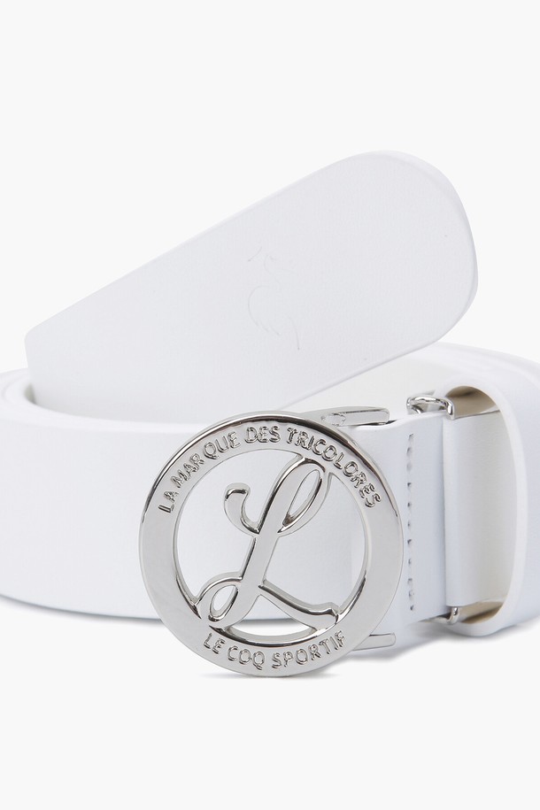 여성 라운드 버클 벨트 (GP122LBE11)는 골프룩에 잘 어울리는 클래식하고 미니멀한 디자인의 여성 벨트입니다. 블랙(BLCK)과 화이트(WHTE) 두 가지 색상으로 출시되었으며, 천연 소가죽과 합성가죽을 사용하여 제작되었습니다. 폭 3cm, 총길이(버클 포함) 114.5cm 사이즈로 출시되었습니다. 라운드 버클 장식이 특징이며, 오염, 수분(비누), 땀 등에 노출되지 않도록 주의하여 관리해야 합니다.
