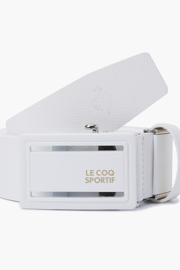 남성 로고 자동 벨트 (GP121MBE11)는 골프룩에 잘 어울리는 클래식하고 미니멀한 디자인의 벨트입니다. 블랙(BLCK)과 화이트(WHTE) 두 가지 색상으로 제공되며, 소가죽과 합성가죽을 사용하여 제작되었습니다. 버클 여밈 방식의 자동 벨트로, 사이즈 조절이 용이하며 폭 3.5cm, 총길이 118.5cm(버클 포함)입니다. 벨트 전면에 로고 장식이 더해져 세련된 포인트를 더합니다.
